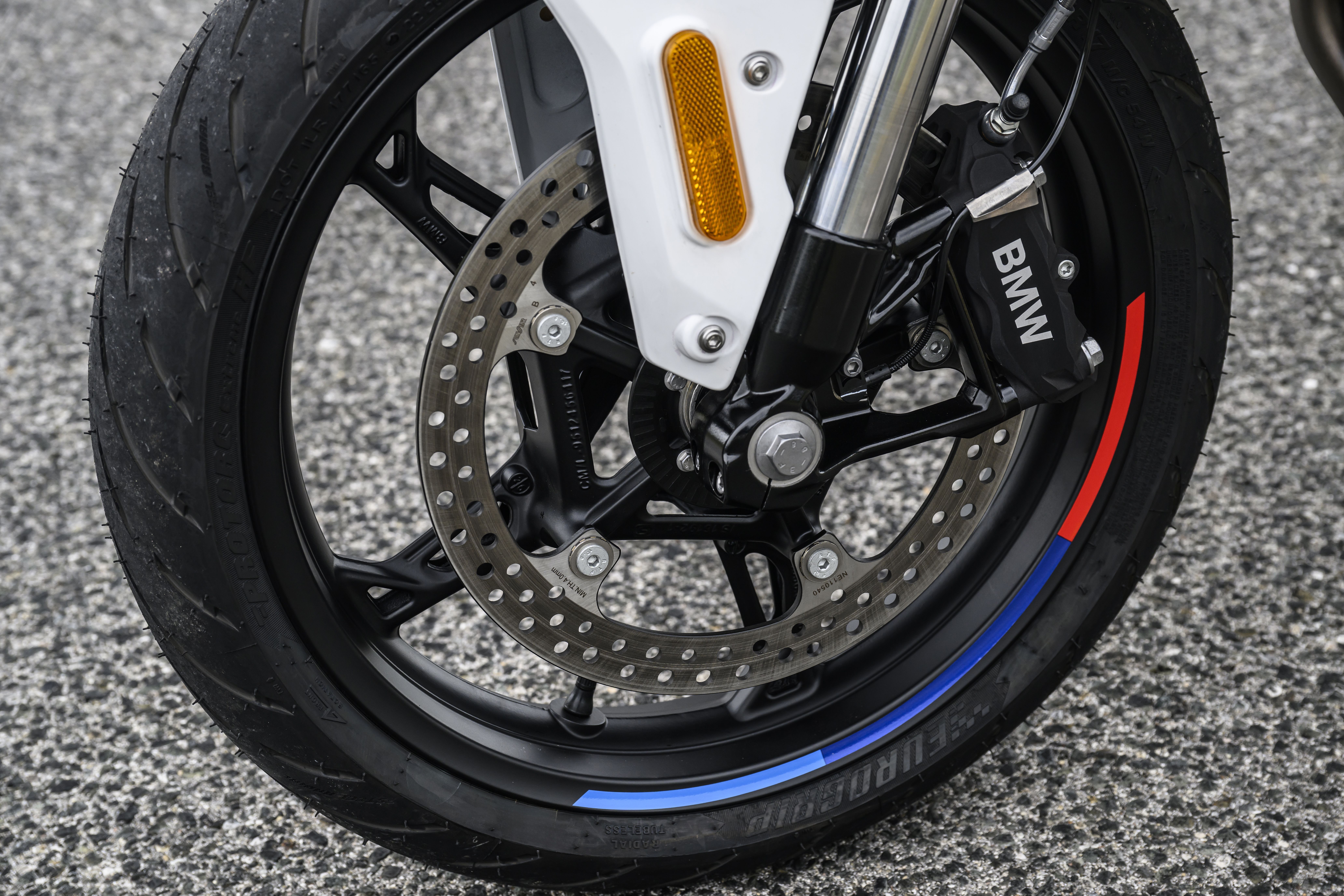 BMW F 450 R tem 48 cv, 175 kg e opção de embreagem assistida; modelo mira motociclistas da categoria A2 e tem quatro versões de acabamento • UWE FISCHER/BMW