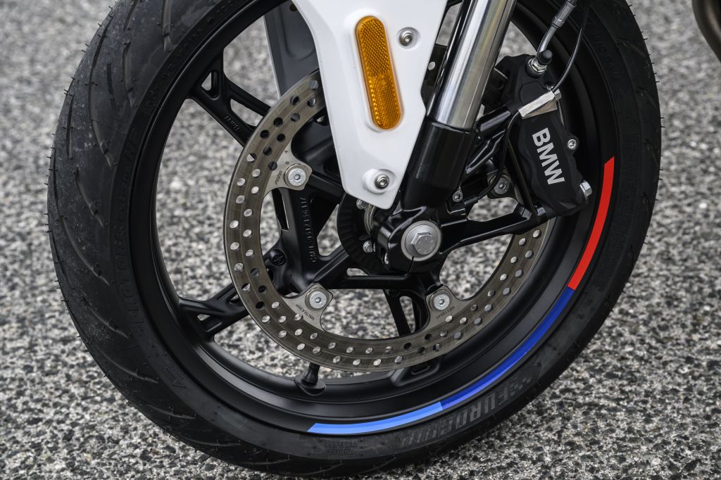 BMW F 450 R tem 48 cv, 175 kg e opção de embreagem assistida; modelo mira motociclistas da categoria A2 e tem quatro versões de acabamento