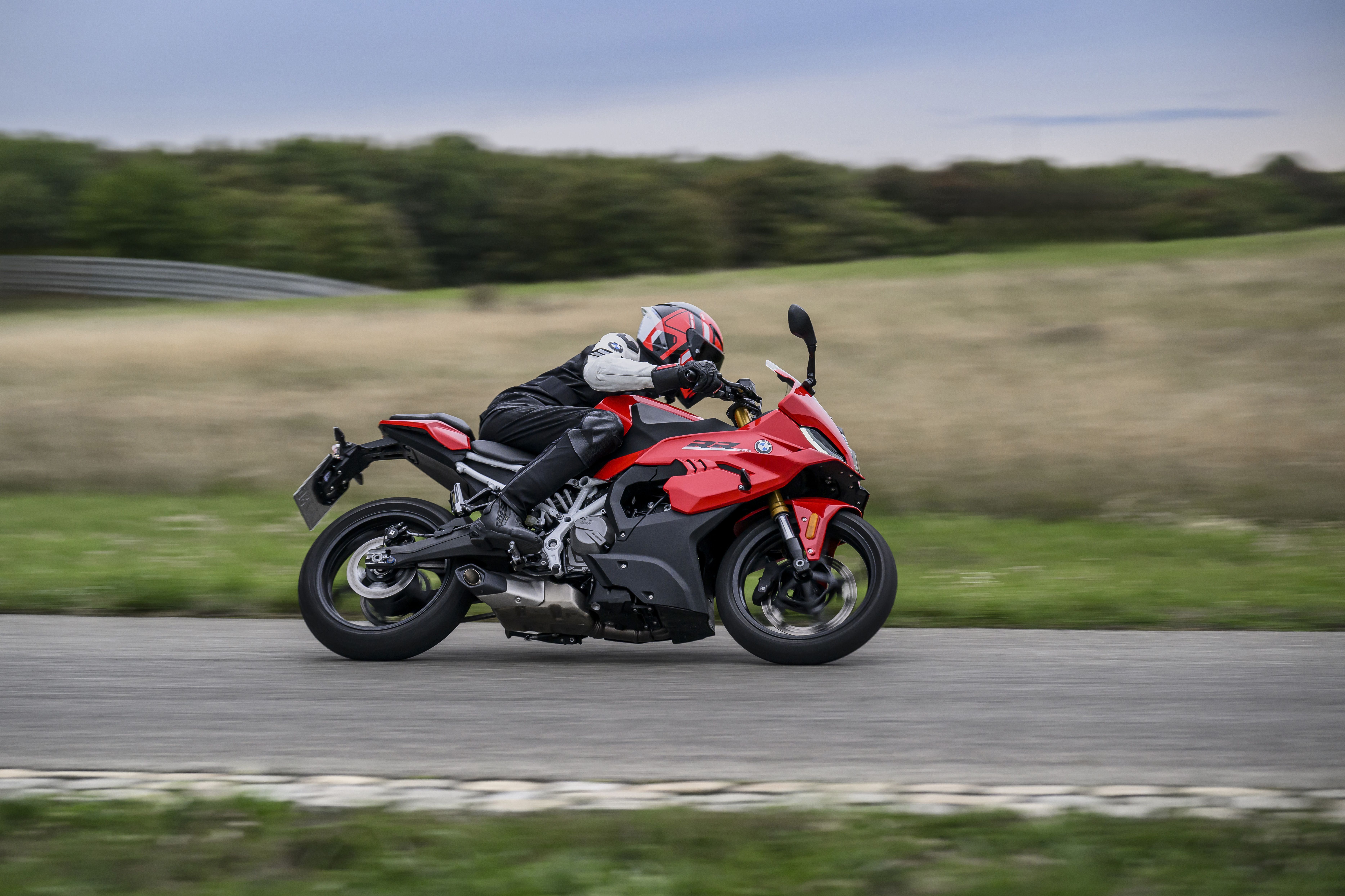 BMW F 450 RR com motor bicilíndrico de 420 cc, 177 kg, quatro versões e embreagem automática opcional é a nova porta de entrada da família RR, da S 1000 RR, e foi pensada para estrada e pista • Divulgação BMW