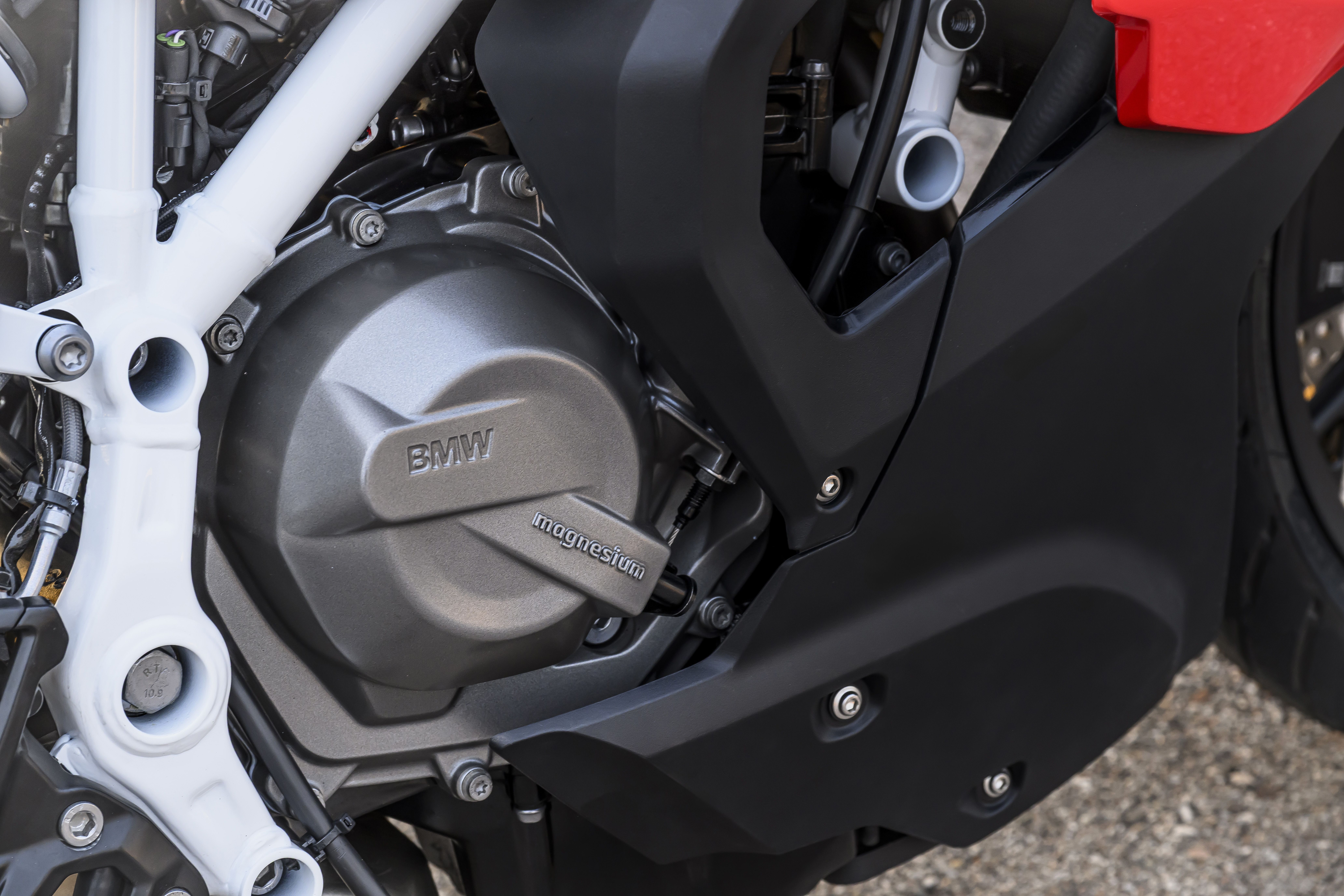 BMW F 450 RR com motor bicilíndrico de 420 cc, 177 kg, quatro versões e embreagem automática opcional é a nova porta de entrada da família RR, da S 1000 RR, e foi pensada para estrada e pista • Divulgação BMW