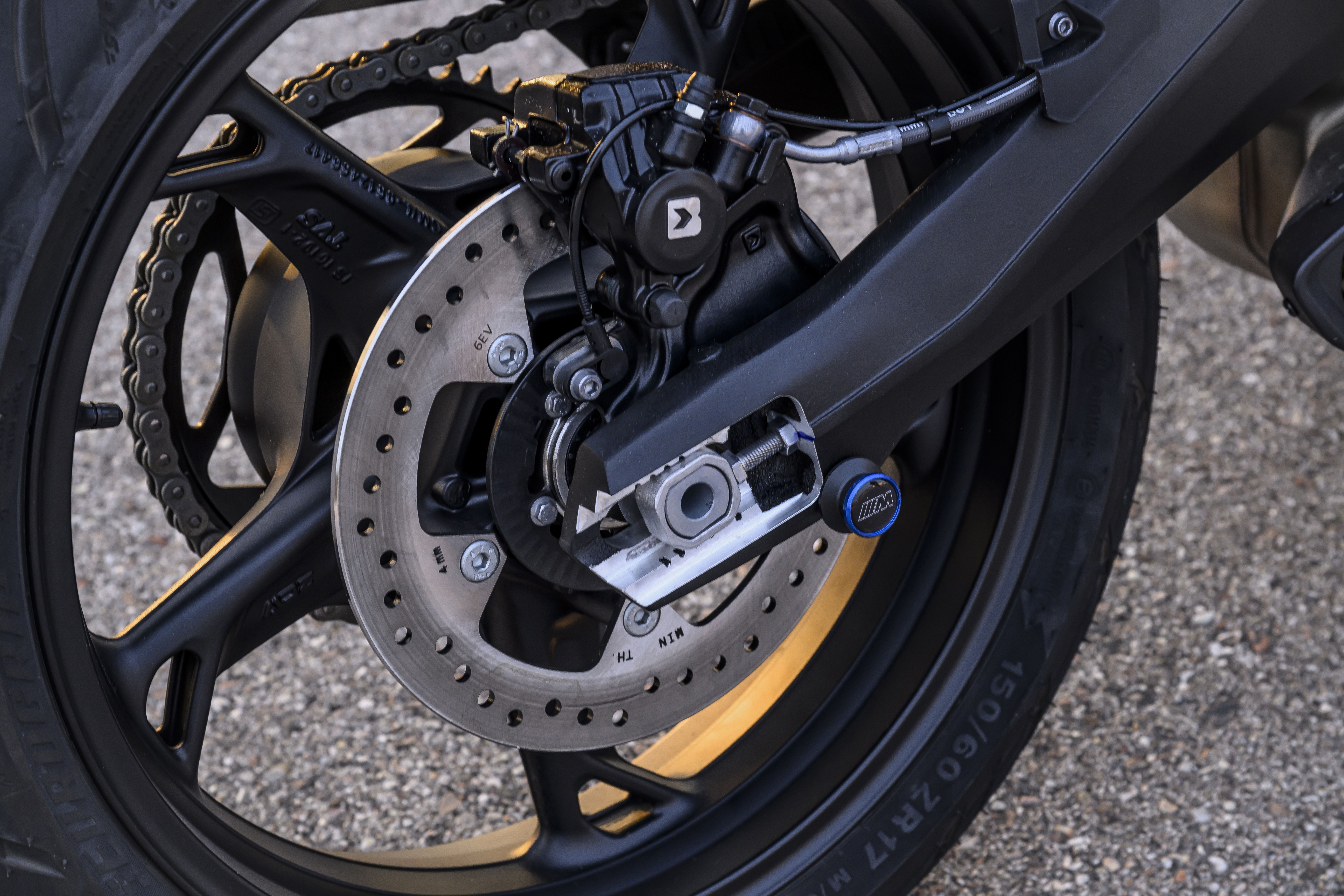 BMW F 450 RR com motor bicilíndrico de 420 cc, 177 kg, quatro versões e embreagem automática opcional é a nova porta de entrada da família RR, da S 1000 RR, e foi pensada para estrada e pista • Divulgação BMW