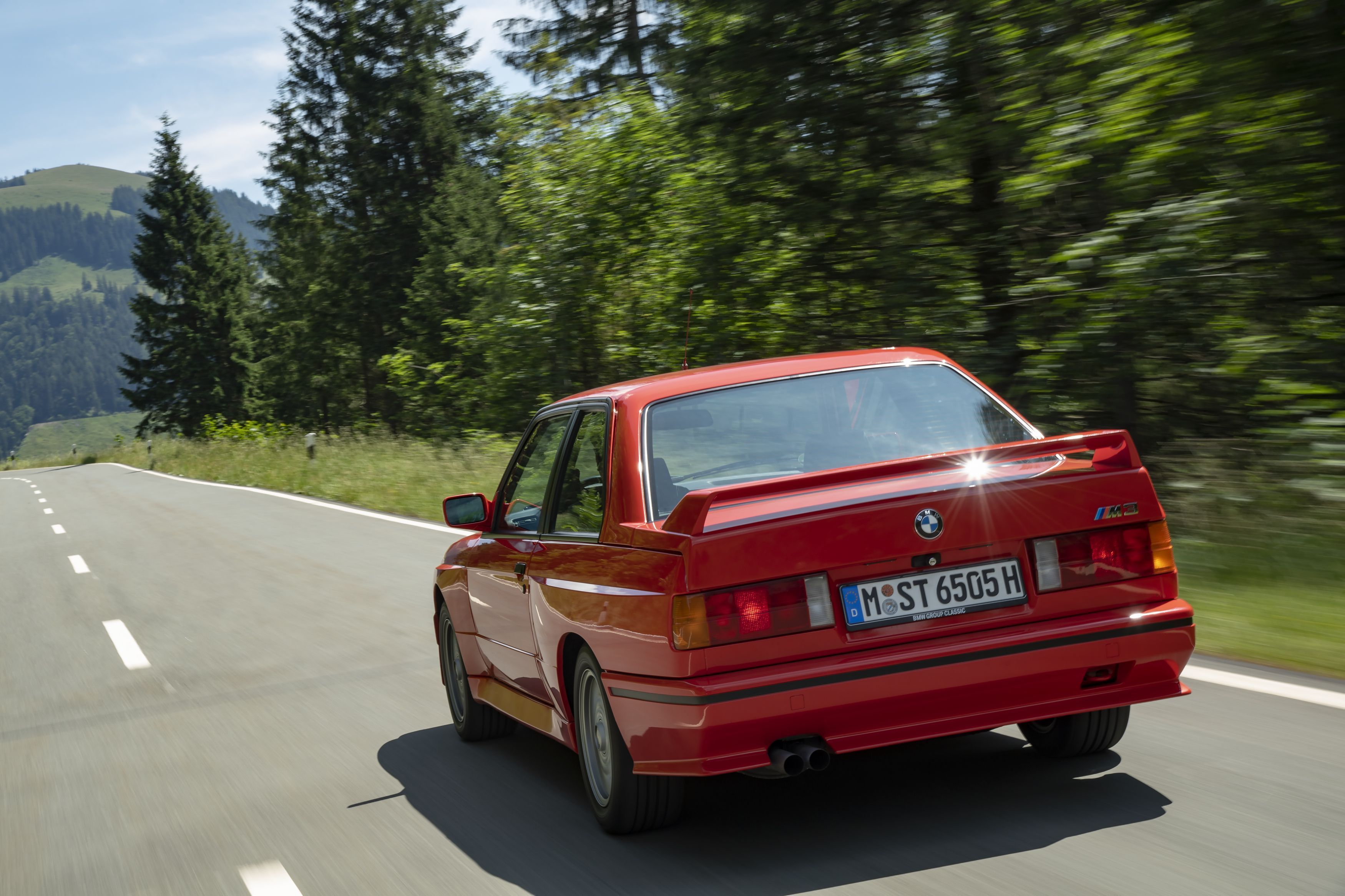 BMW M3 estreou em 1985 com 200 cv e hoje oferece tração integral, versão perua e sedã CS que atinge 302 km/h; veja as seis gerações