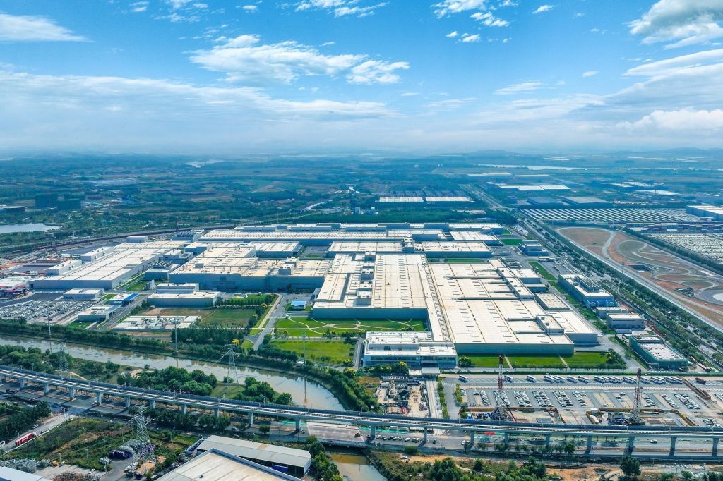 Fábrica de Shenyang é a terceira do novo conjunto global de produção; células cilíndricas têm densidade de energia mais de 20% maior e recarga e autonomia até 30% melhores, diz a marca