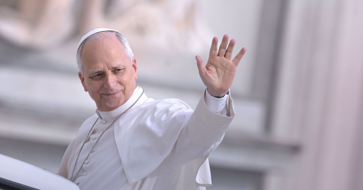 Papa Leão XIV dá entrada em hospital de Roma para remover nódulo no pulmão