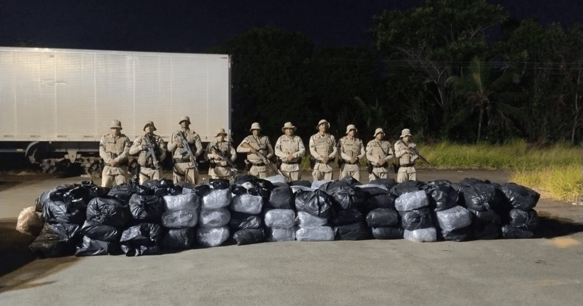 Caminhoneiro sem CNH é apreendido com uma tonelada de maconha na Bahia