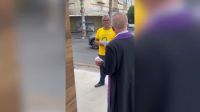 Padre repreende homem que distribuía panfletos políticos em igreja de MG
