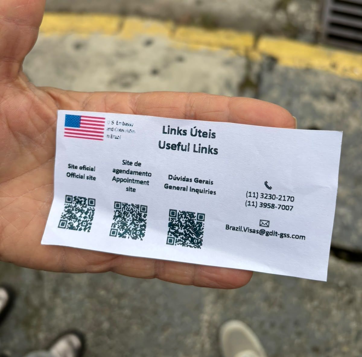 Papel mostra links úteis para brasileiros que procuram Consulado americano em São Paulo • Nathalia Lauxen/CNN Brasil