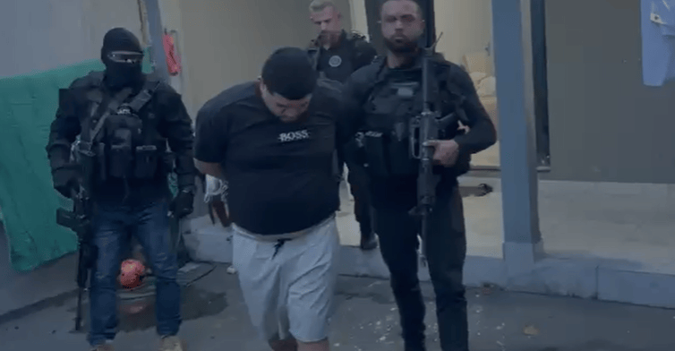 Conhecido como Léo Piloto, Leonardo Torres Gomes é investigado por participação em uma invasão armada na Zona Oeste do Rio em que criminosos usaram uniformes da DRACO-IE. Ele foi preso nesta quinta-feira (22), e os agentes apreenderam uma pistola de uso restrito e um veículo de luxo roubado com sinais identificadores adulterados.