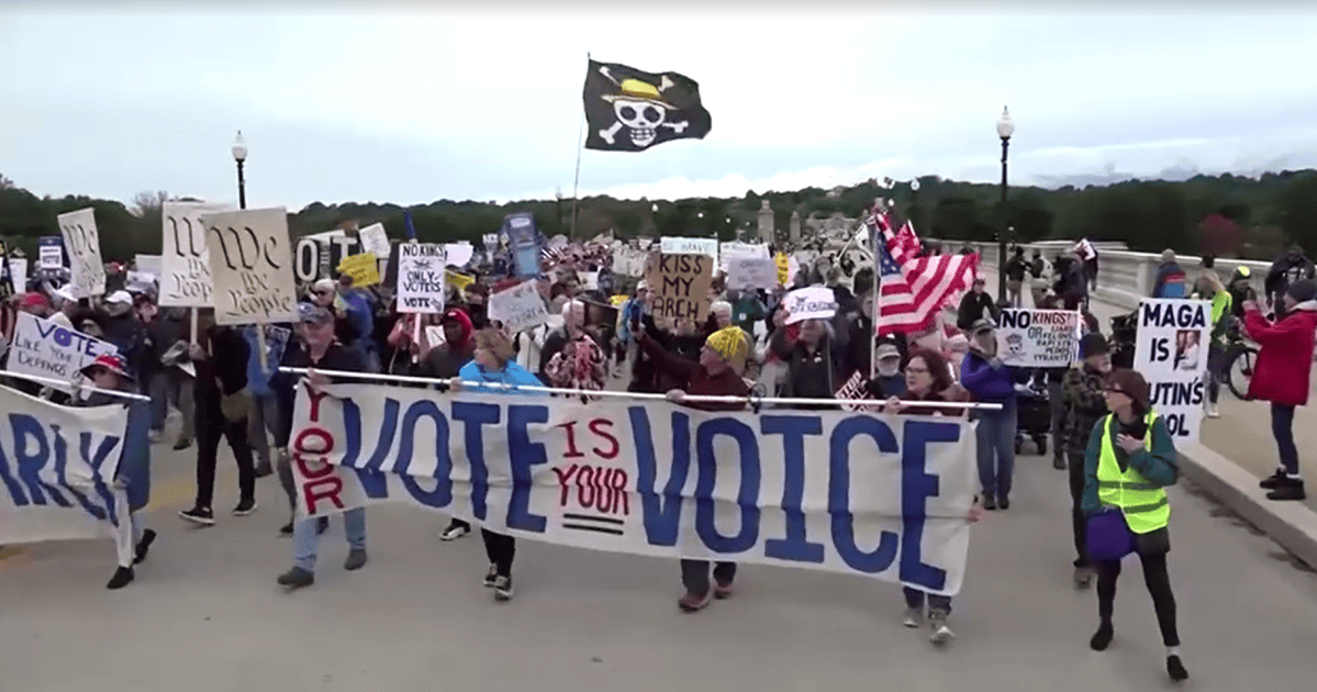 Manifestantes protestam contra políticas de Trump e incentivam voto nos EUA