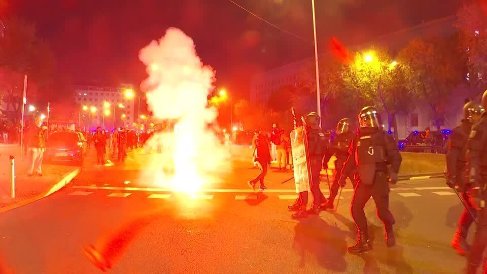Protestos após acidente na Espanha terminam em confronto com a polícia