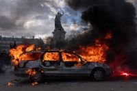 Pelo menos 400 pessoas foram presas em protestos na França, diz ministro
