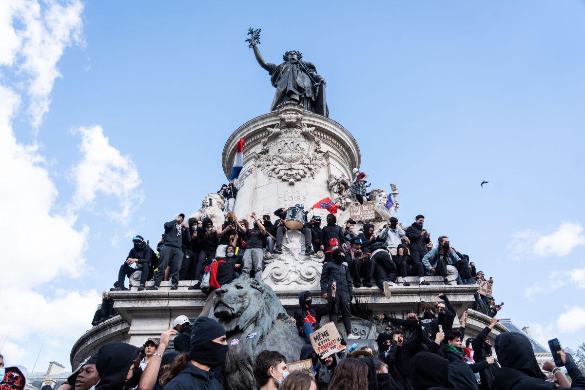 Professora: Protestos na França podem gerar agenda social ou anti-imigração