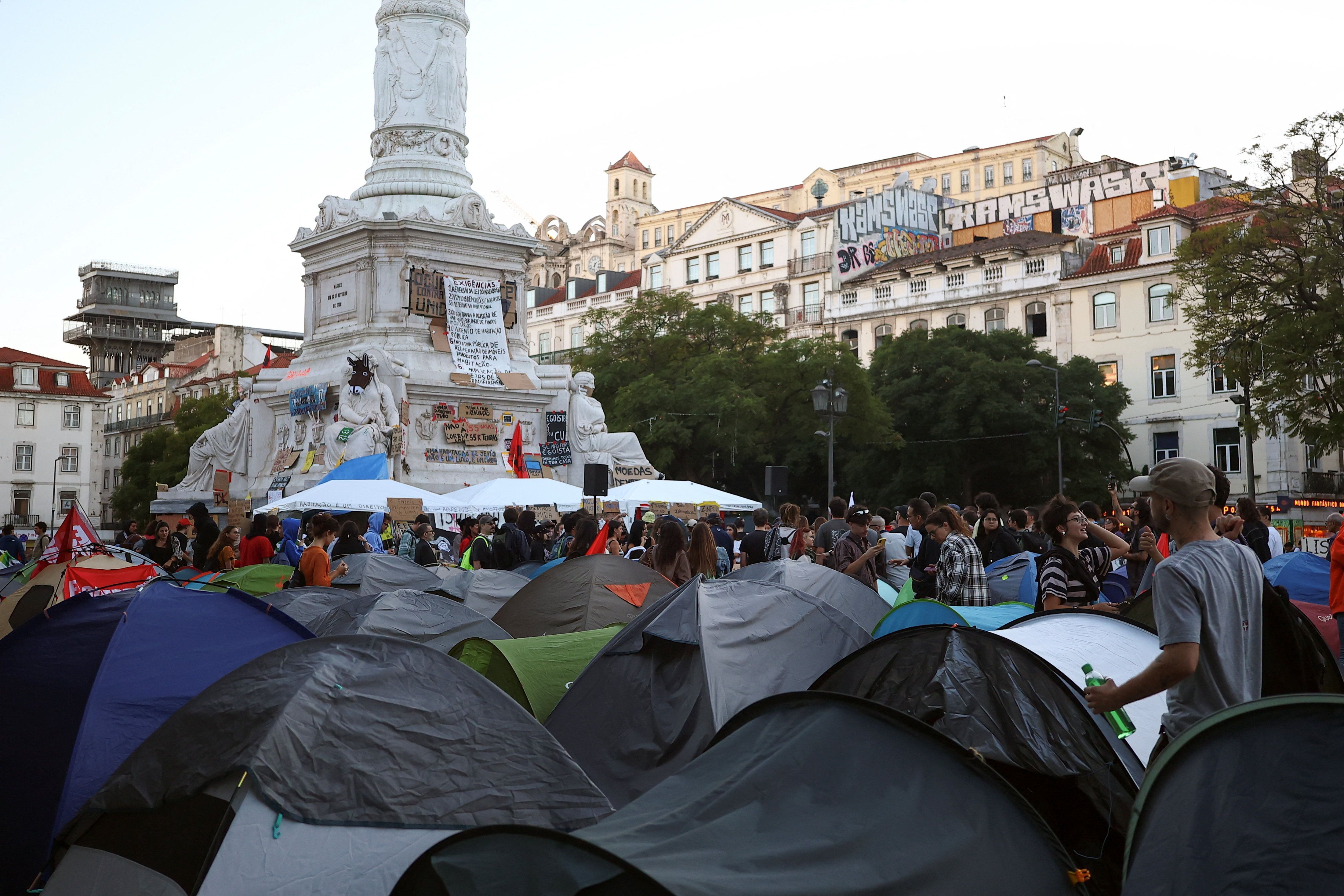 Manifestantes ocupam praças em Portugal e prometem continuar protestos