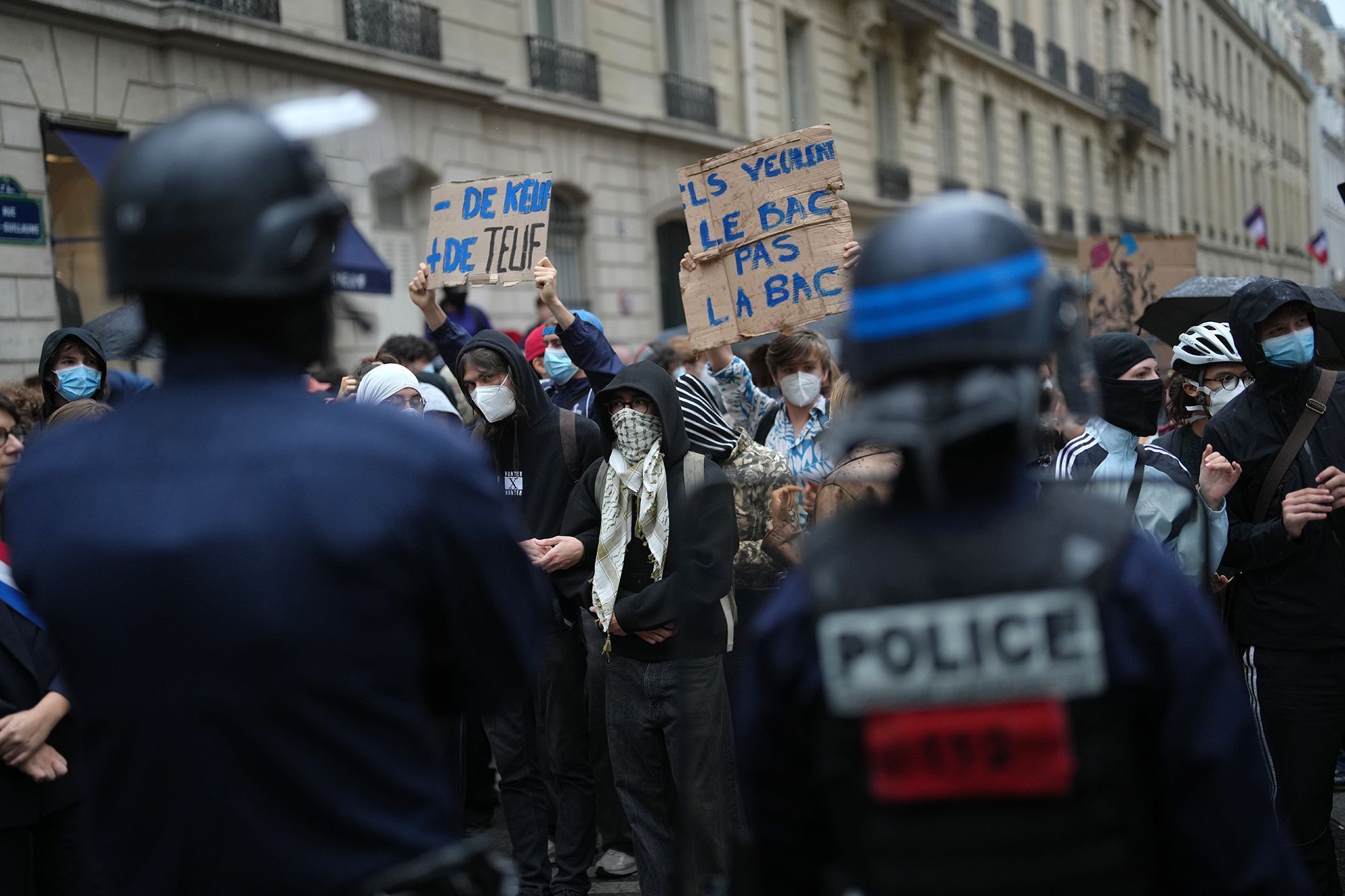 Policiais fazem a segurança enquanto estudantes protestam contra escolas com poucos recursos em Paris, no início deste mês.