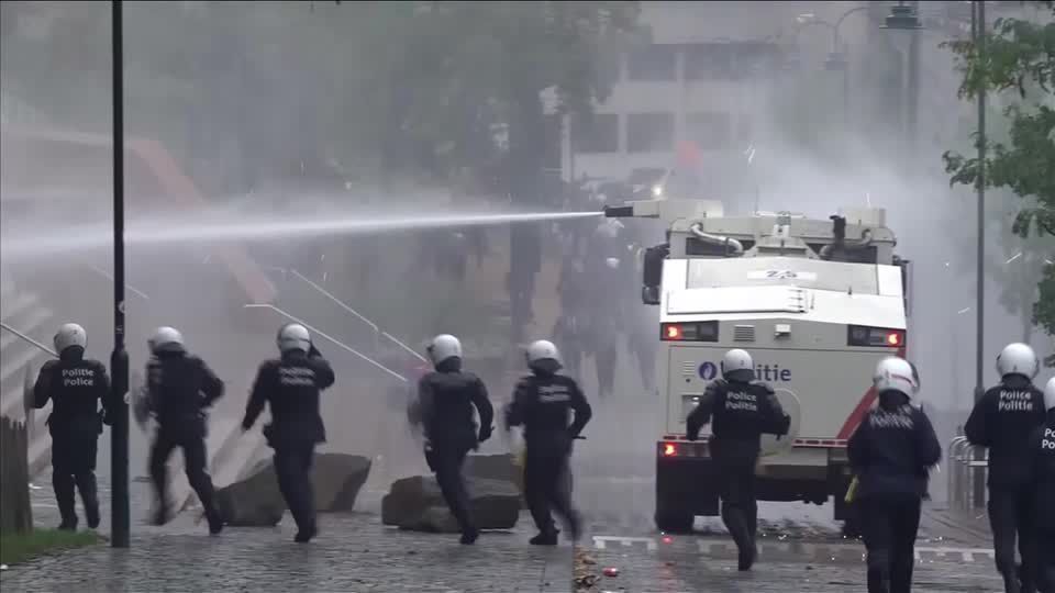 Confronto em Bruxelas: greve geral na Bélgica termina em gás lacrimogêneo