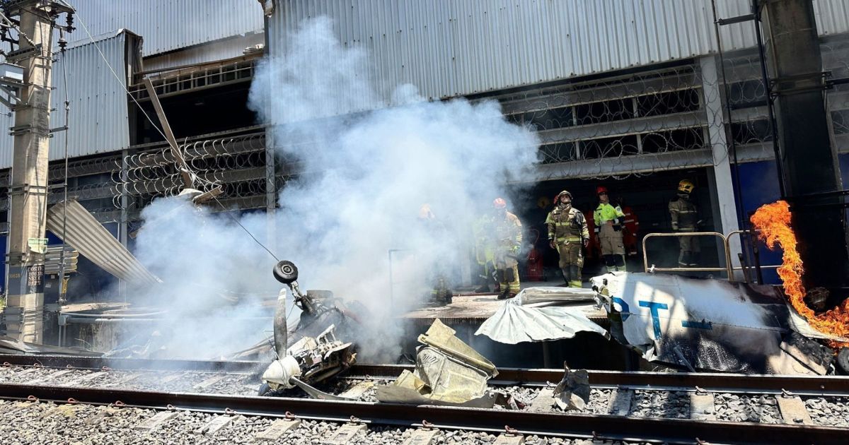 Imagem da aeronave em chamas após a queda em Belo Horizonte