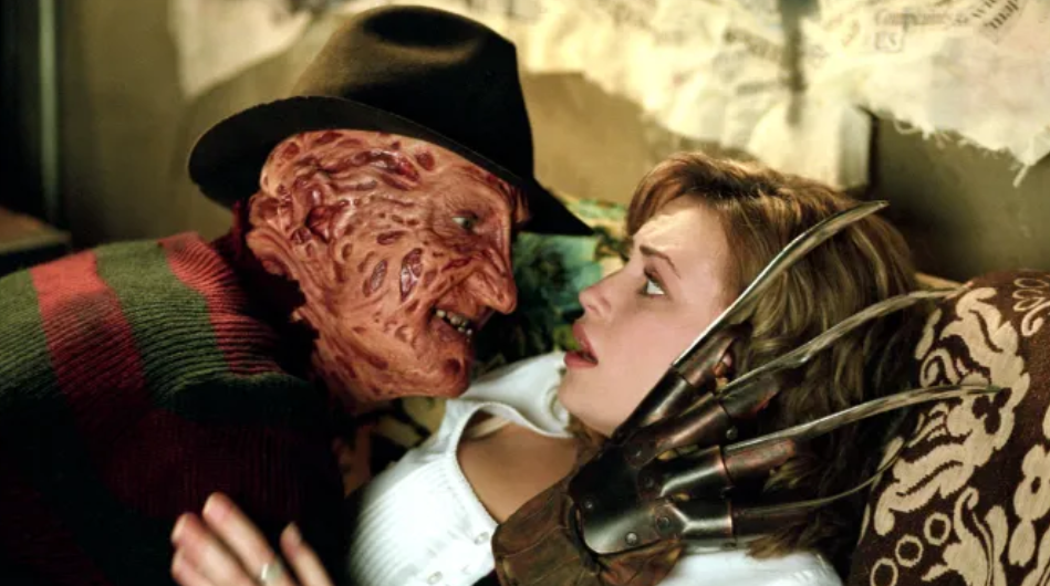 Cena em que Freddy aterroriza a personagem da atriz Monica Keena, do filme "Freddy vs. Jason" (2003). • Reprodução