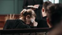 Por que algumas pessoas riem em funerais mesmo estando tristes? Psicologia explica reação involuntária