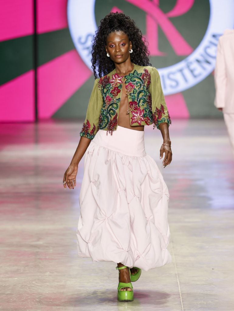 Jeniffer Dias no desfile de Santa Resistência no SPFW