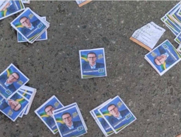 Santinhos nos quais a foto e o nome de Eduardo Paes (PSD) aparecem associados ao número 22