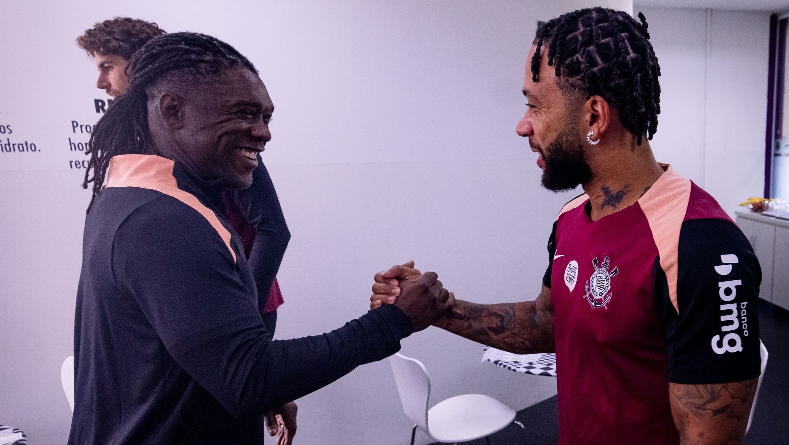 Imagem de destaque do post: Seedorf nega influência de Memphis em chegada ao Corinthians