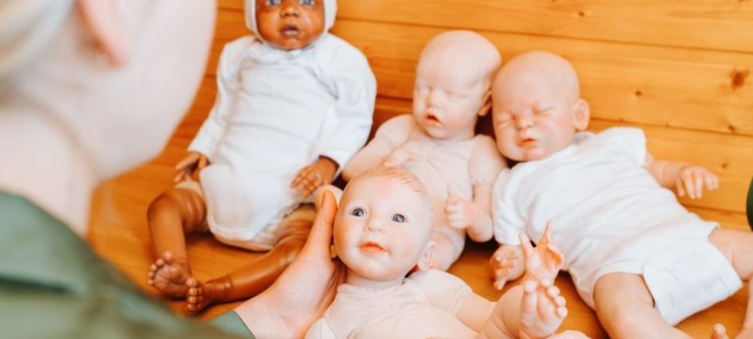 Sylvie Bedra fatora até 2 mil euros por mês criando bebês reborn enquanto impõe limites éticos para preservar o valor de sua arte