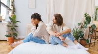 Por que algumas pessoas preferem ficar caladas mesmo quando algo as incomoda? Entenda o que a psicologia explica
