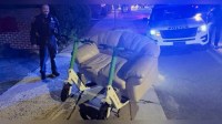 Eles transformaram um sofá de dois lugares em veículo, pegaram a estrada e foram parados pela polícia