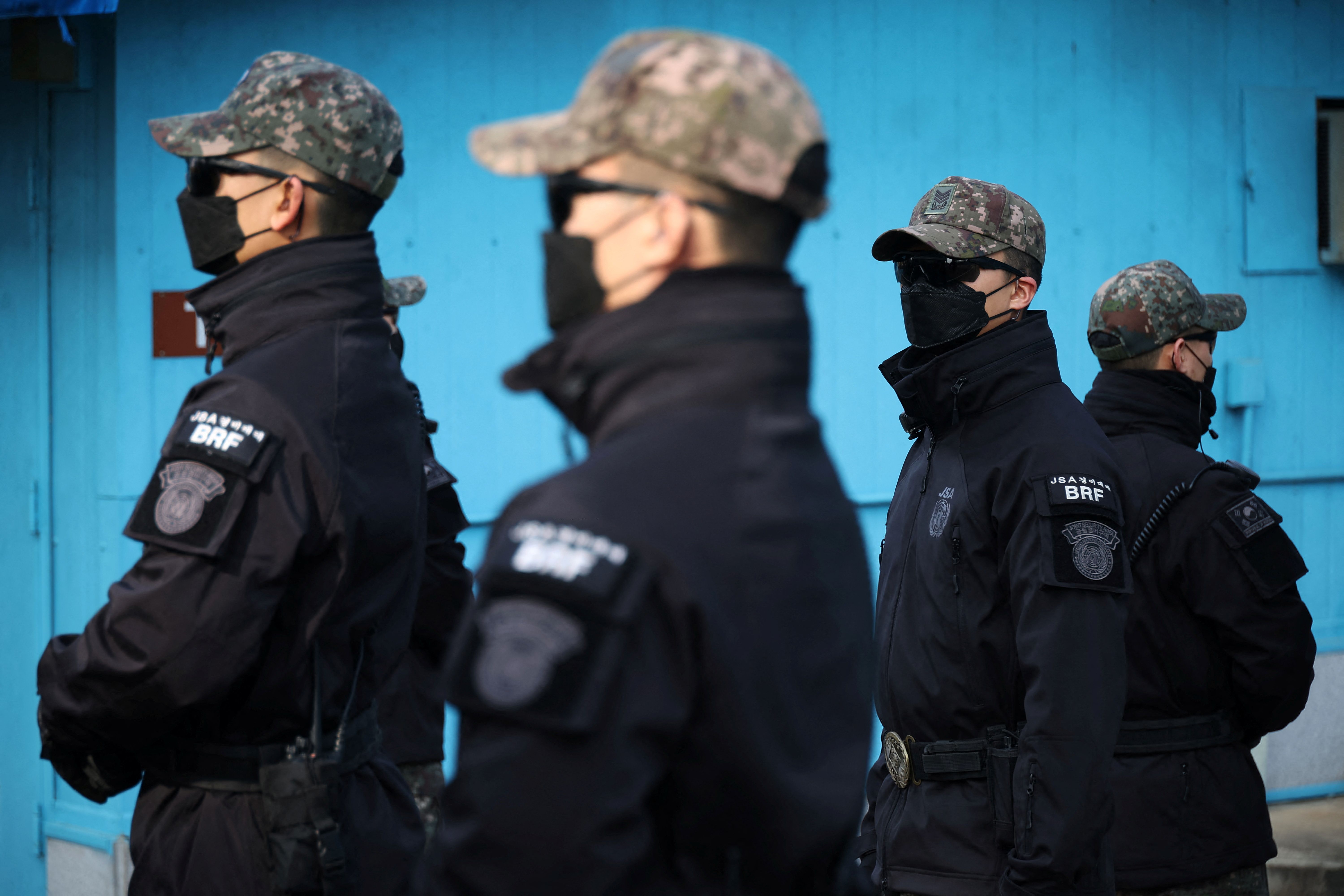 Soldados sul-coreanos dentro da zona desmilitarizada que separa as duas Coreias