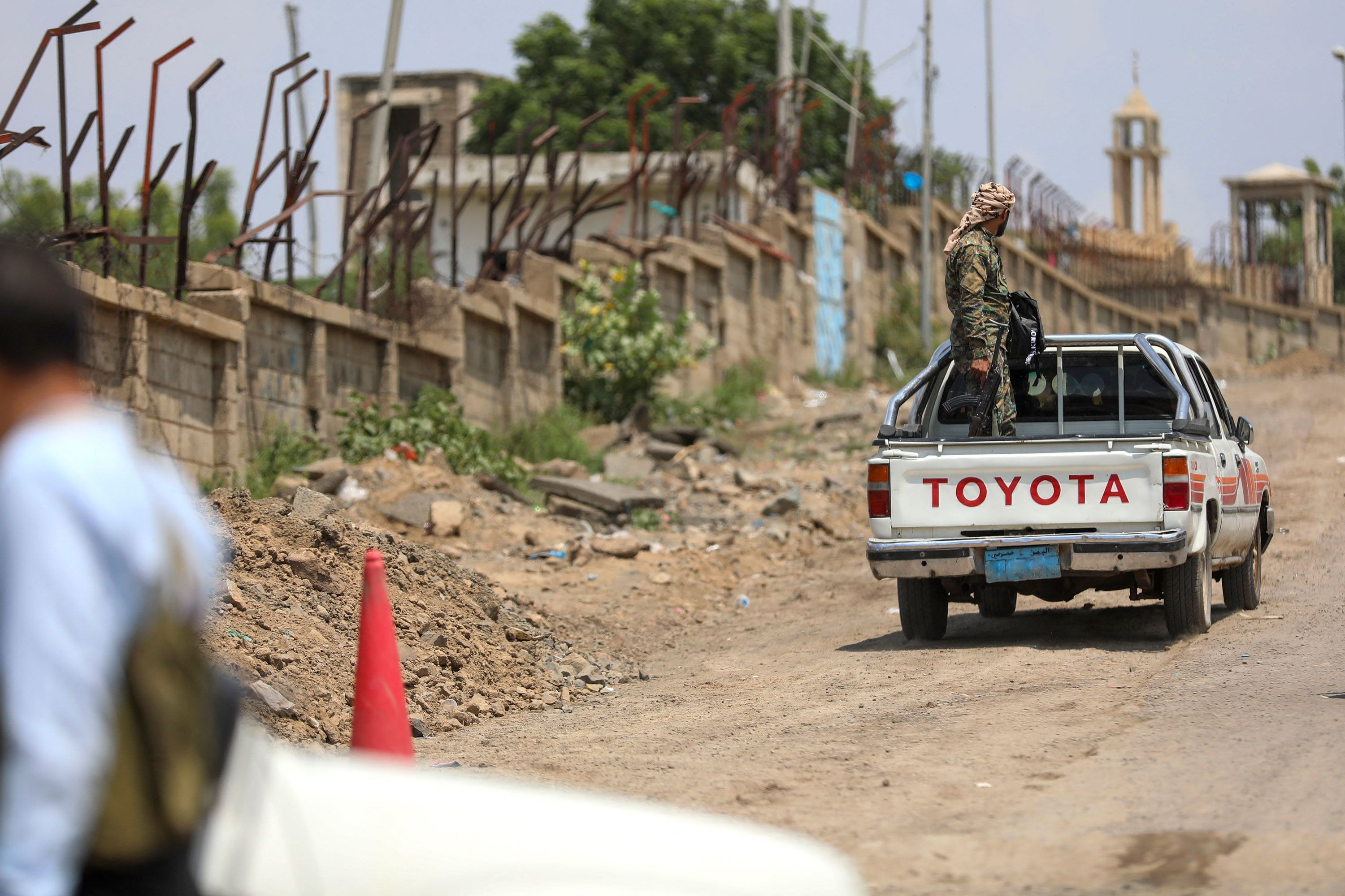 Soldados do governo iemenita apoiado pela Arábia Saudita viajam em uma caminhonete perto da frente de Jabal Han, a oeste da cidade de Taiz, após intensos combates em 3 de outubro, quando os houthis do Iêmen tentaram tomar o controle da principal rota entre a cidade de Taiz, no interior do país, e a cidade costeira de Aden.