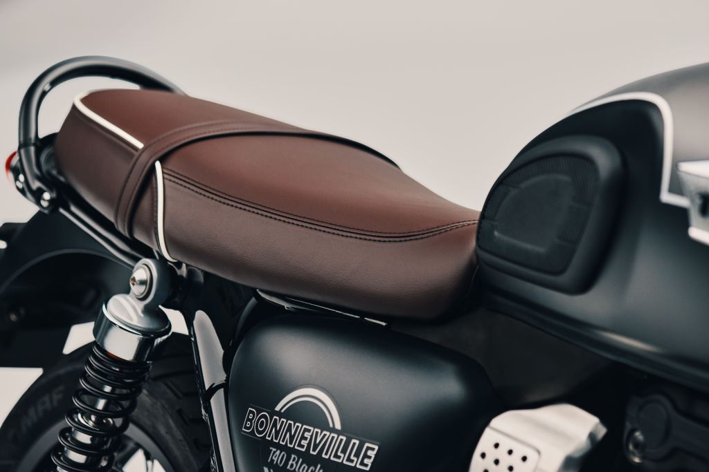 Triumph Bonneville T40 tem motor monocilíndrico de 32 cv, painel redondo TFT de 4 polegadas, controle de tração e ABS de curva; versão Black chega à Europa no outono