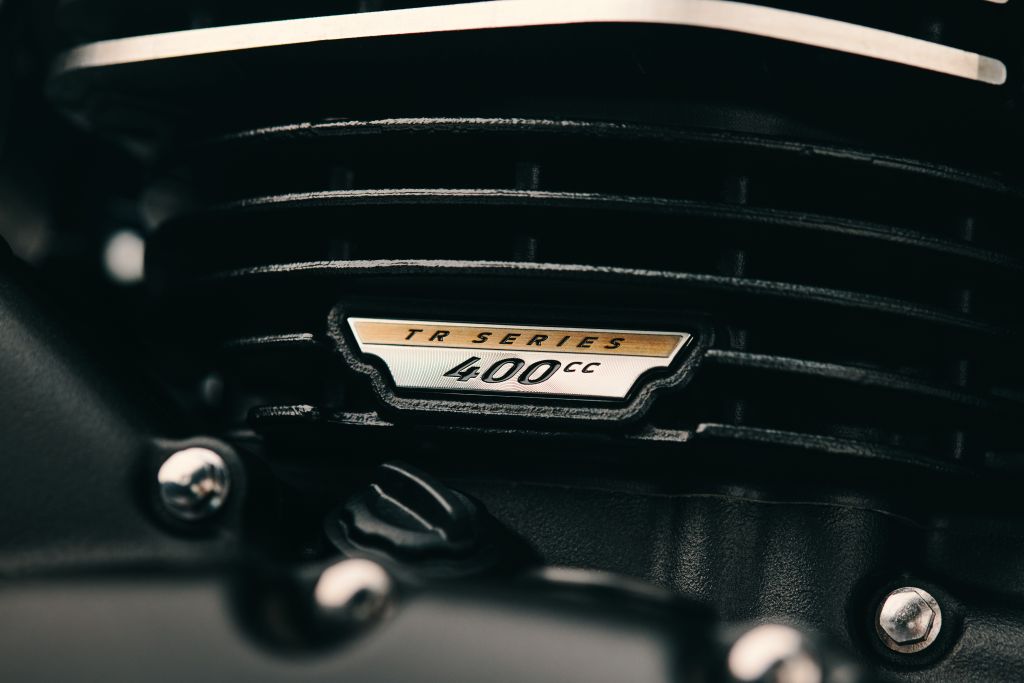Triumph Bonneville T40 tem motor monocilíndrico de 32 cv, painel redondo TFT de 4 polegadas, controle de tração e ABS de curva; versão Black chega à Europa no outono
