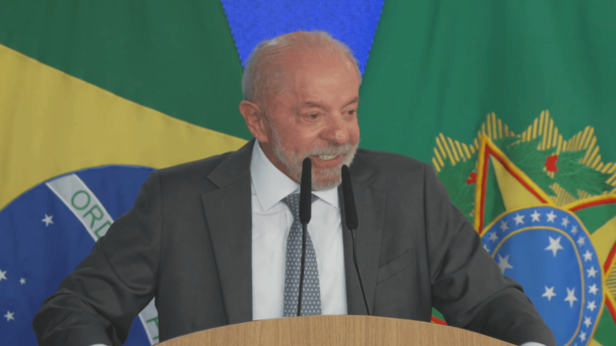 A 12 dias das eleições, Lula anuncia “pé-de-meia” para universitários
