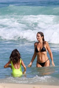Ticiane Pinheiro curte dia de praia ao lado da filha no Rio; veja fotos