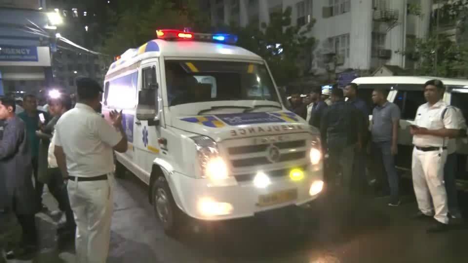 Vítimas do terremoto são levadas de ambulância em Calcutá, na Índia