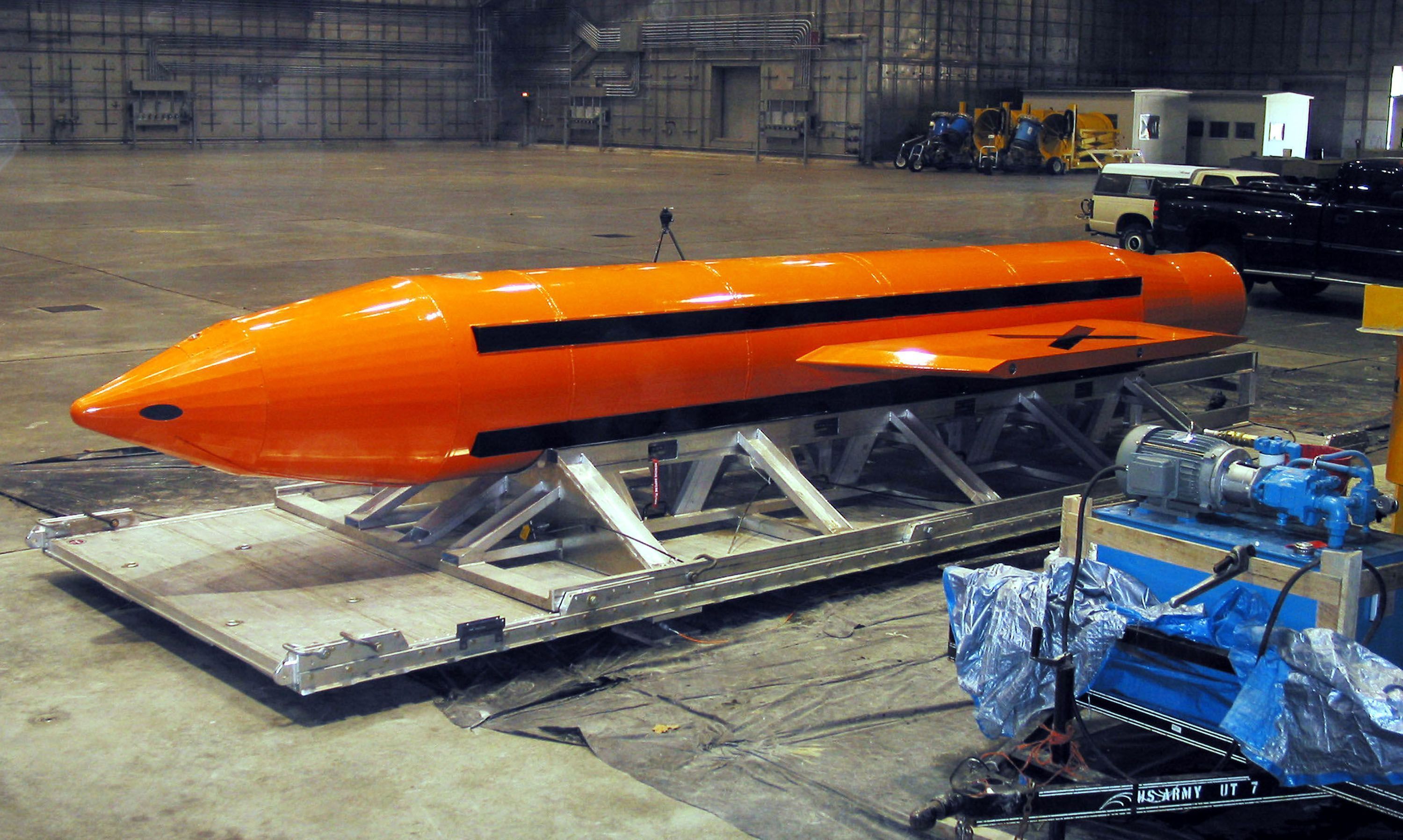 Uma bomba de impacto aéreo massivo (MOAB) na Base Aérea de Eglin, Flórida, em 11 de março de 2003. • Departamento de Defesa/Getty Images/Arquivo via CNN Newsource
