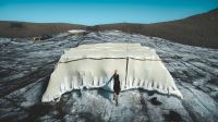 Universitários inspirados por obra de arte cobrem geleira com manta gigante de lã – e acabam desacelerando em 50% seu derretimento