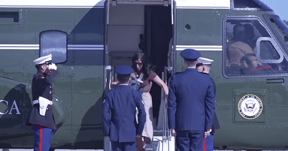 Vídeo: 2ª dama dos EUA tropeça com bebê no colo ao sair de helicóptero
