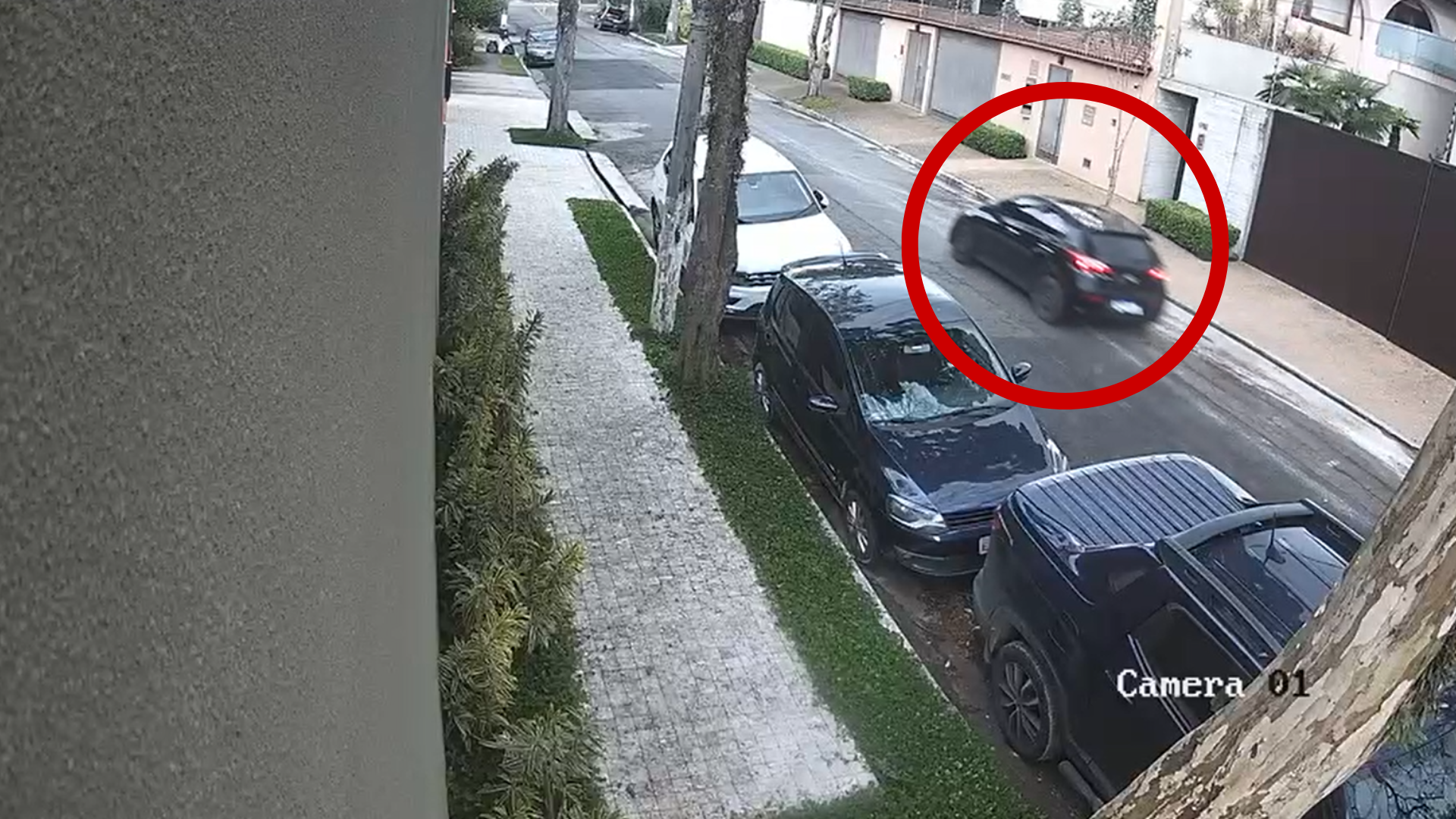 imagem do carro passando na frente da casa