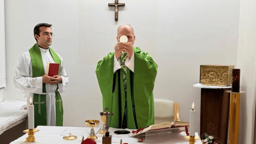 Vaticano divulga primeiras imagens do papa desde a cirurgia