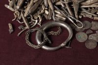 Morador foi arrumar o jardim de casa e descobriu tesouro da Era Viking com 18,5 kg de prata e um mini martelo de Thor