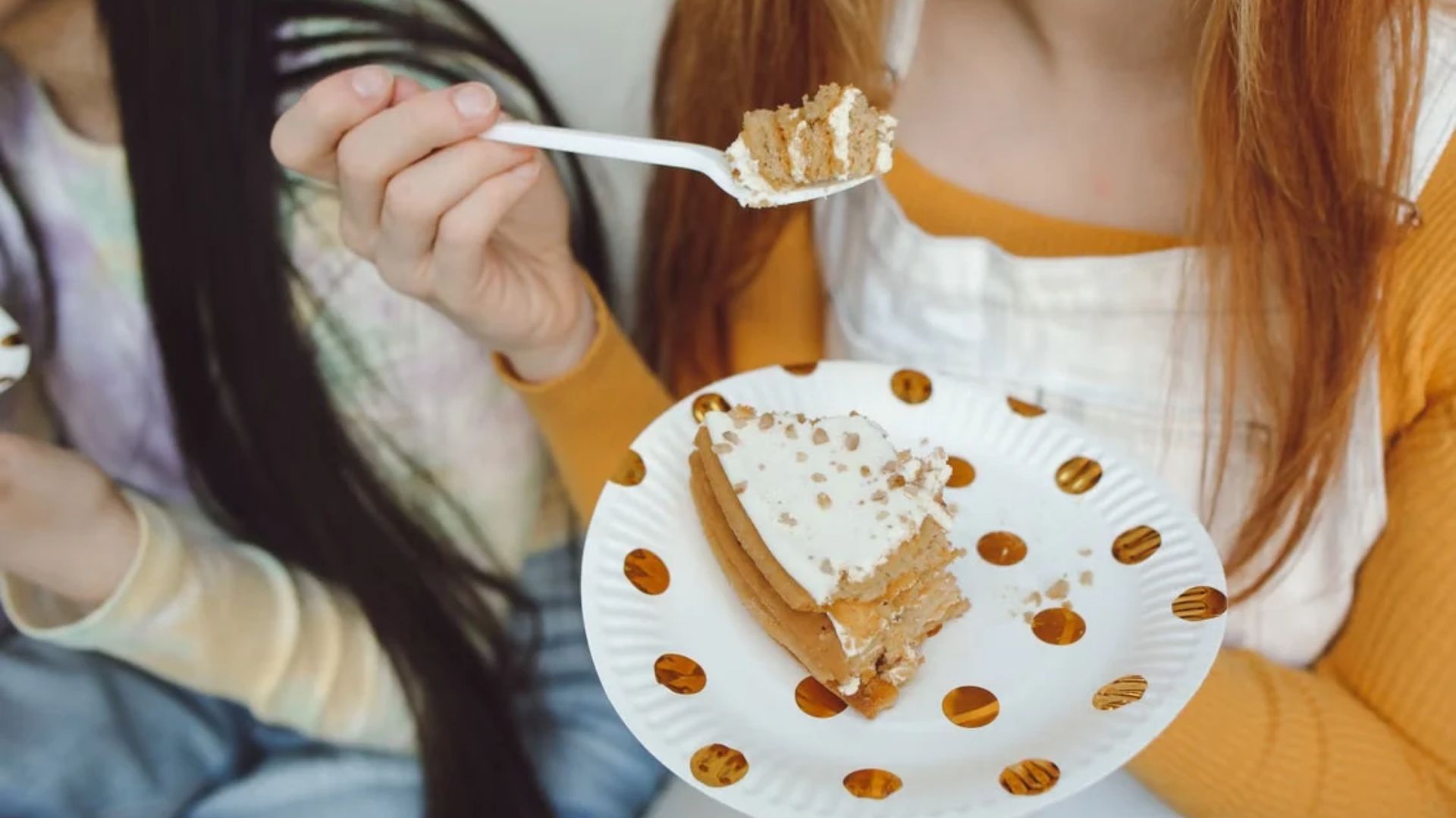 Pessoa come sobremesa após uma refeição, hábito relacionado à vontade de consumir alimentos doces mesmo depois da sensação de saciedade