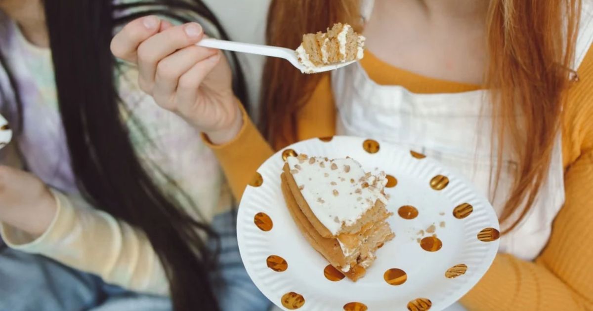 Prato com sobremesa e prato de comida, ilustrando o desejo por doces após a refeição