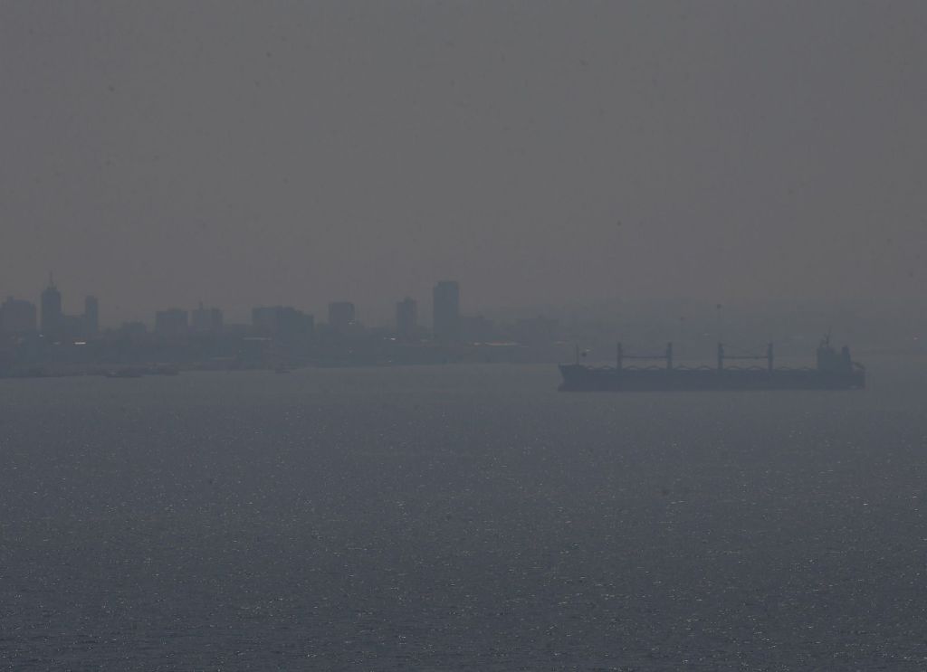 Fumaça de queimadas florestais encobre o rio Negro e a cidade de Manaus (AM), prejudicando a visibilidade e deixando a qualidade do ar péssima em diversas áreas da capital amazonense, nesta quinta-feira, 8 de outubro de 2026.