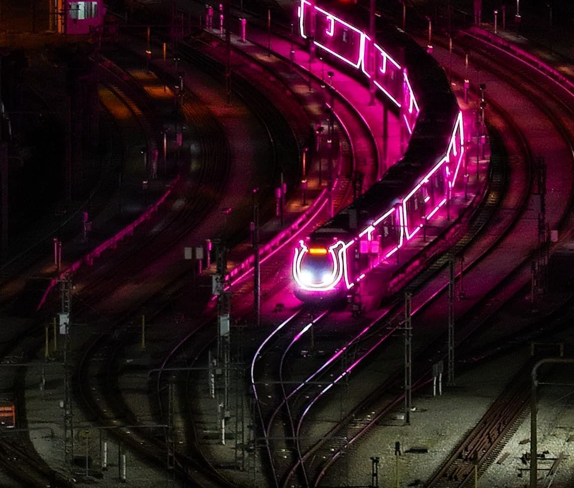 Motiva ilumina trem no mês do Outubro Rosa • Divulgação/Motiva