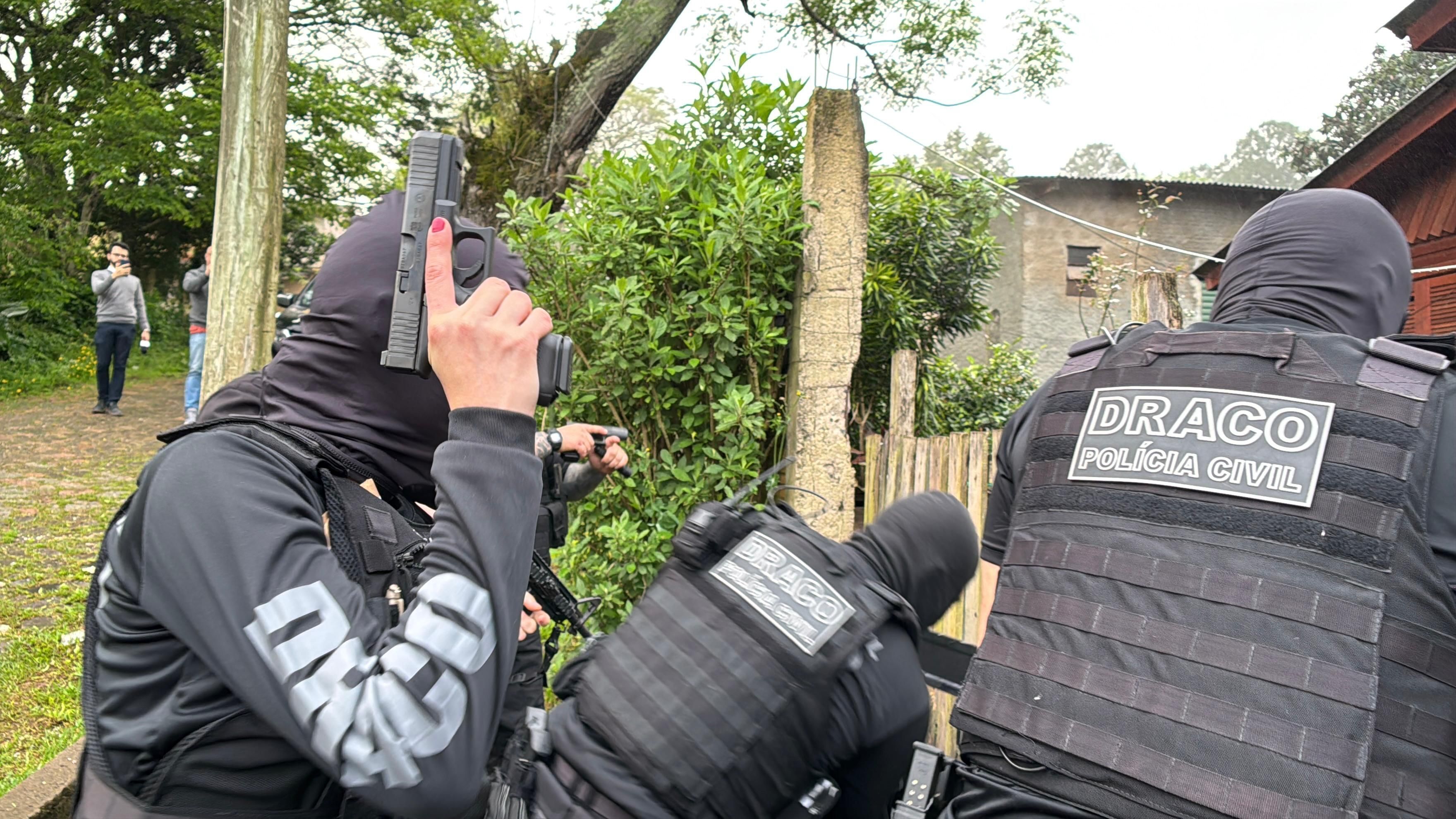 Operação investiga grupo criminoso que coordenava tráfico de drogas e outros crimes de dentro de presídios, com atuação na Região Metropolitana de Porto Alegre, no interior do RS e no Litoral Norte