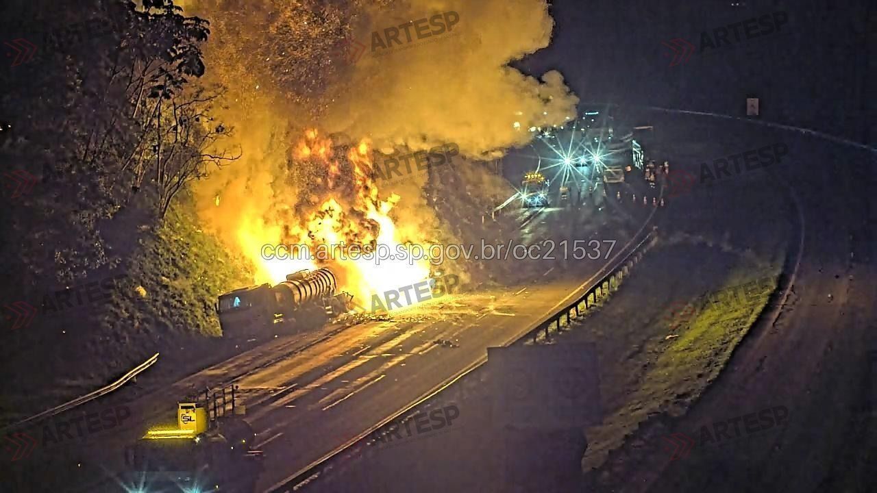Colisão entre carretas na Rodoanel causa incêndio na rodovia