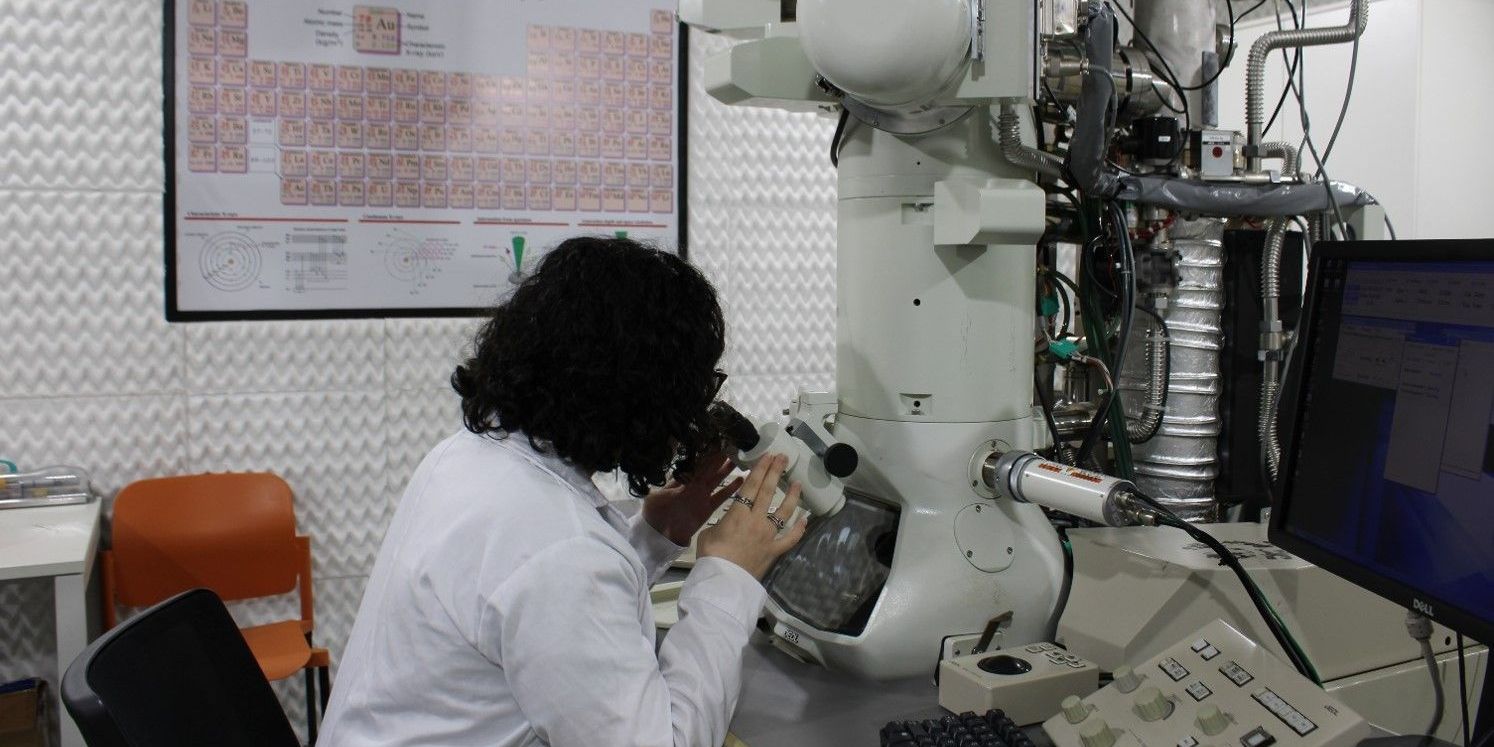 Fique por dentro: Microscópio que analisa partículas cinco mil vezes menores que um fio de cabelo será utilizado em faculdade de SP a partir de 2027