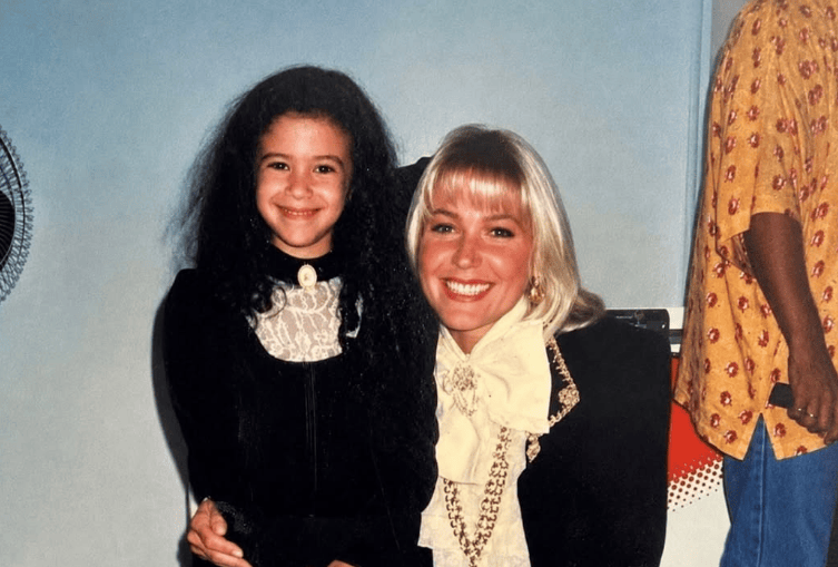 Carolina Pavanelli criança ao lado de Xuxa durante gravação de 'Sonho Meu'