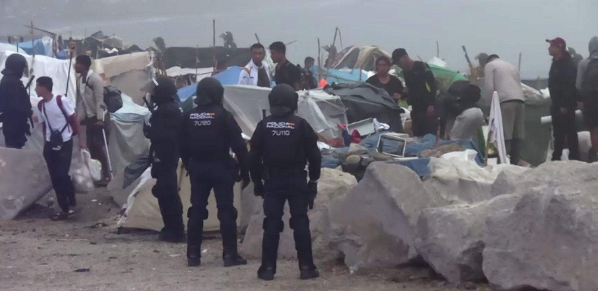 Polícia espanhola desmantela acampamento de migrantes em praia de Ceuta antes de visita real